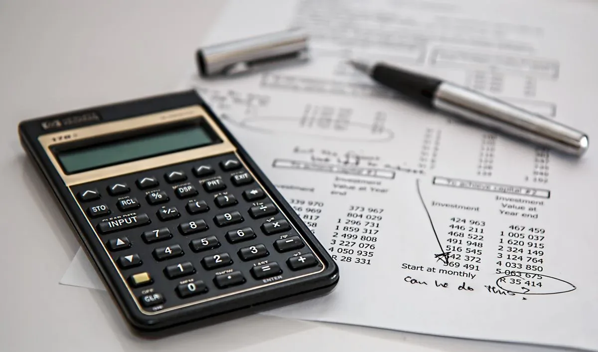 Finansal belgeler hesap makinesi ve kalem ile bütçe planlaması ve seyahat maliyet kontrolü