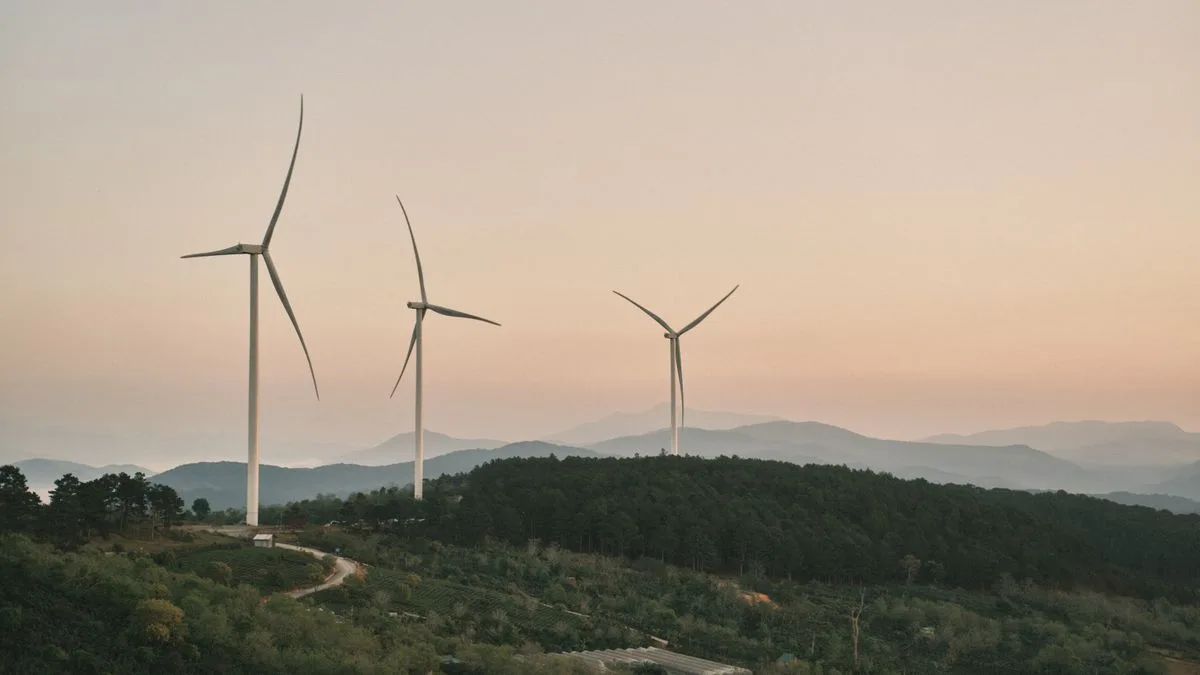 Rüzgar türbinleri ormanlık manzara üzerinde sürdürülebilir enerji ve yeşil seyahat