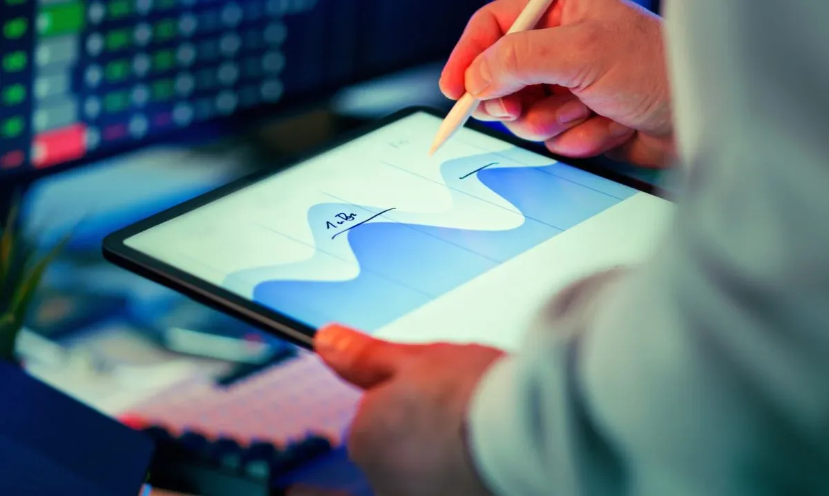 Profesyonel tablet üzerinde veri grafikleri analiz ederken yapay zeka ve seyahat analitiği